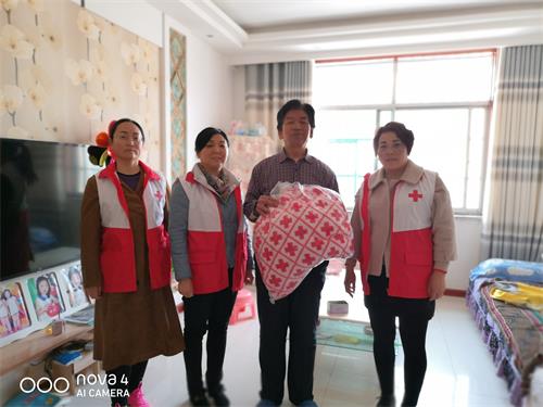 合阳县金水社区红十字志愿者服务队走进社区开展精准帮扶活动