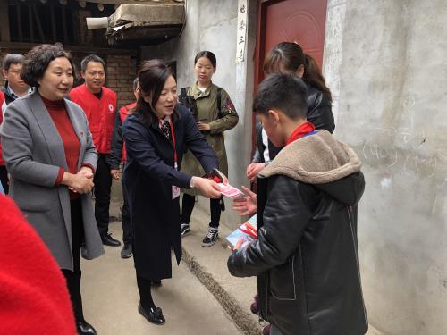 华阴市红十字志愿者“山区助学”